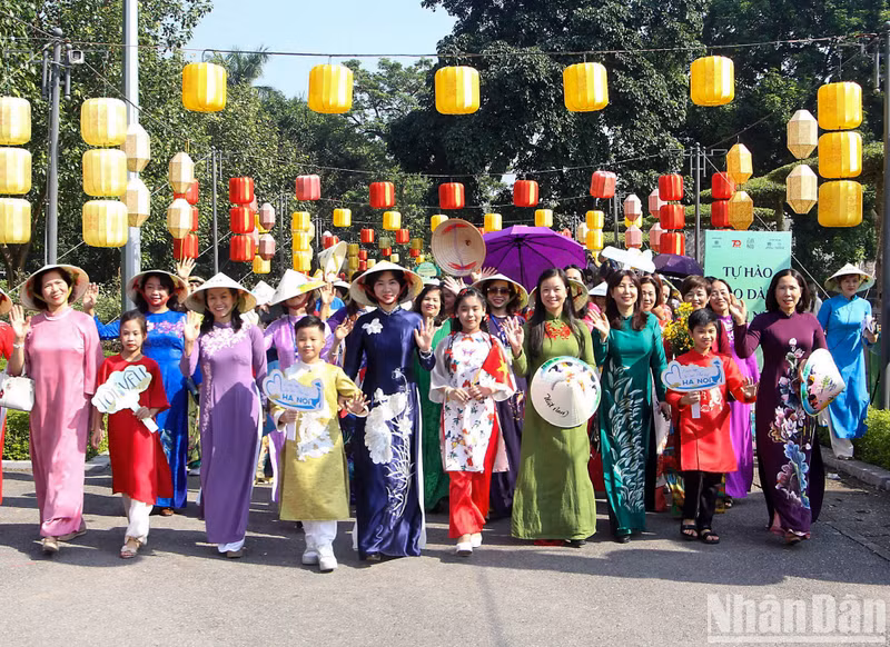 The participants march from the Thang Long Imperial Citadel towards Ba Dinh Square through the streets of Hoang Dieu, Hoang Van Thu and Doc Lap.