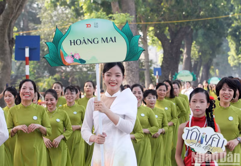 Women from Hoang Mai District march on Hoang Dieu Street.