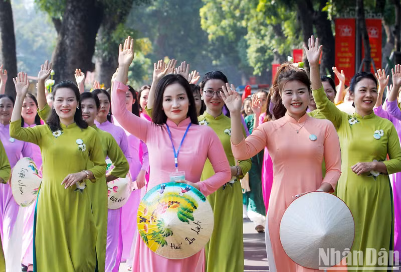 The march is joined by 1,014 women, representing 1,014 years of Thang Long-Hanoi.
