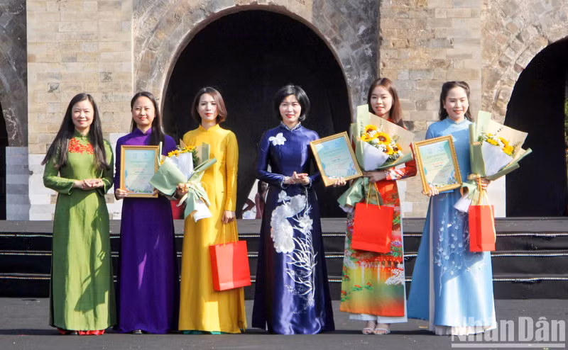 The organisers honour the winners of the “Check in Hanoi with Ao dai” challenge.