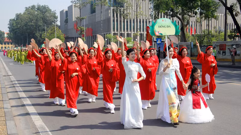 A delegation of women from Dong Da District march past President Ho Chi Minh’s Mausoleum.