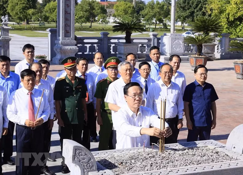 President Vo Van Thuong offers incense at the site of the Xuong Giang Victory, which was decisive to the final triumph of the uprising led by Le Loi against the Ming.