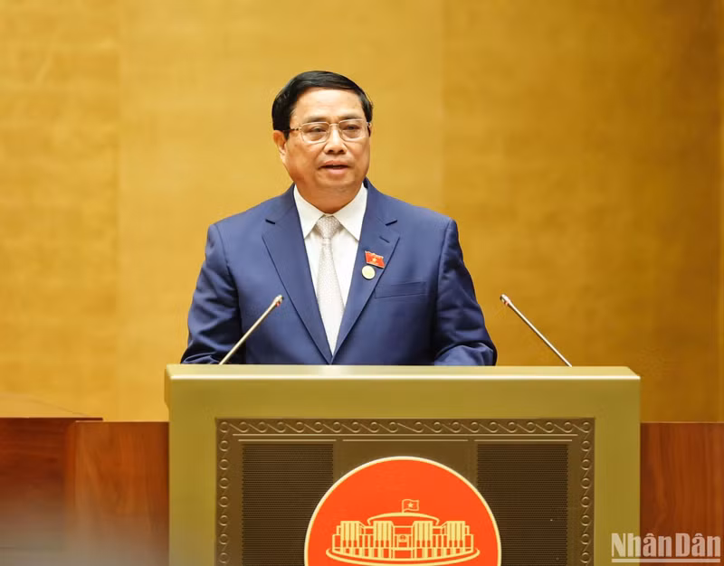 Prime Minister Pham Minh Chinh presents a report on Vietnam’s socio-economic performance in 2023 and the tentative socio-economic development plan for 2024.