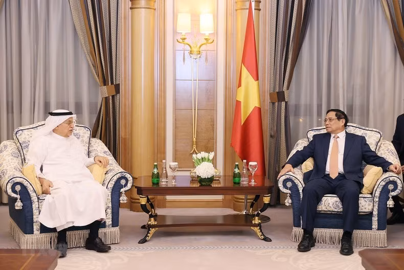 Prime Minister Pham Minh Chinh receives Abdulrahman Al Zamil, Chairman of Zamil Group, along with leaders of Zamil Industrial Investment Company.
