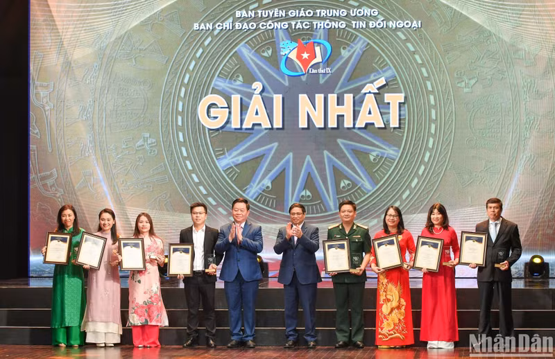 Prime Minister Pham Minh Chinh and Head of the Central Commission for Communication and Education present the first prizes to the winning authors. Prime Minister Pham Minh Chinh and Head of the Central Commission for Communication and Education present the first prizes to the winning authors.