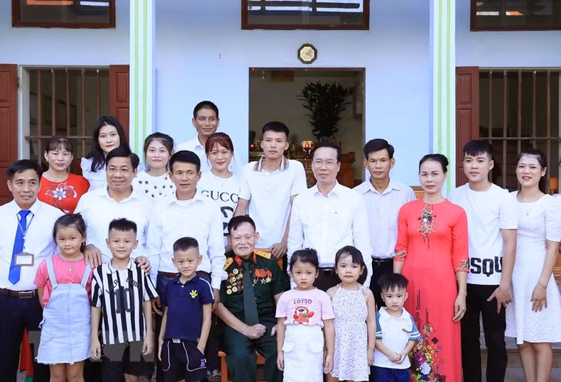 President Vo Van Thuong visits and presents gifts to Nguyen Van Thong, a wounded veteran in Bac Giang City.