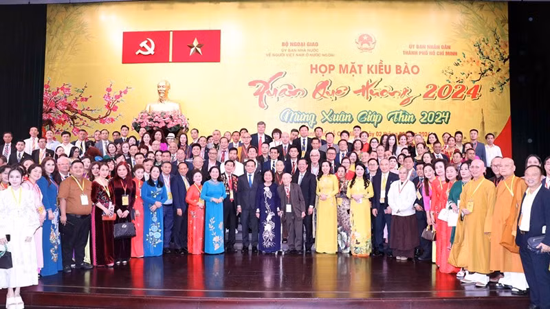 Officials and overseas Vietnamese delegates in a group photo at the Homeland Spring programme. (Photo: NDO/Xuan Khu) 