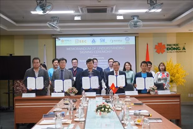At the signing ceremony (Photo: VNA)