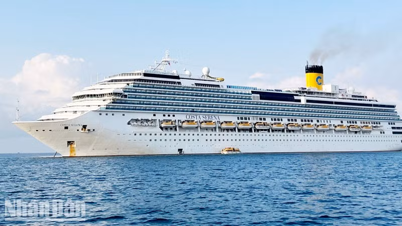 Costa Serena brings over 1,000 tourists to Phu Quoc.