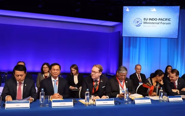 Minister of Foreign Affairs Bui Thanh Son (second from left) at IPMF-3. (Photo: VNA)