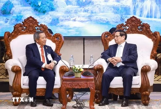 PM Pham Minh Chinh (R) and LVFA Chairman Boviengkham Vongdara (Photo: VNA) 