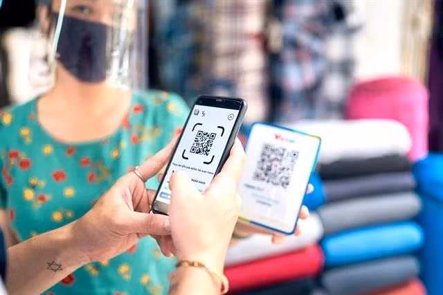 A shopper uses VietQR, a non-cash payment method developed by Napas. (Photo: Napas) 