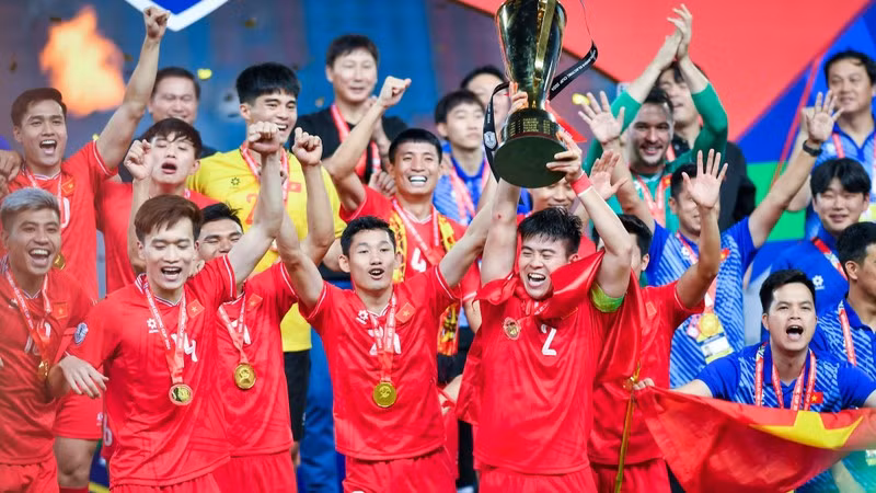 The Vietnam national team lift the championship trophy. (Photo: Thanh Dat)