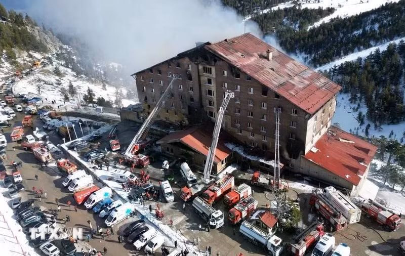 The fire broke out at the Kartalkaya ski resort in Bolu province on early January 21 morning, resulting in numerous fatalities and injuries. (Photo: Xinhua/VNA)