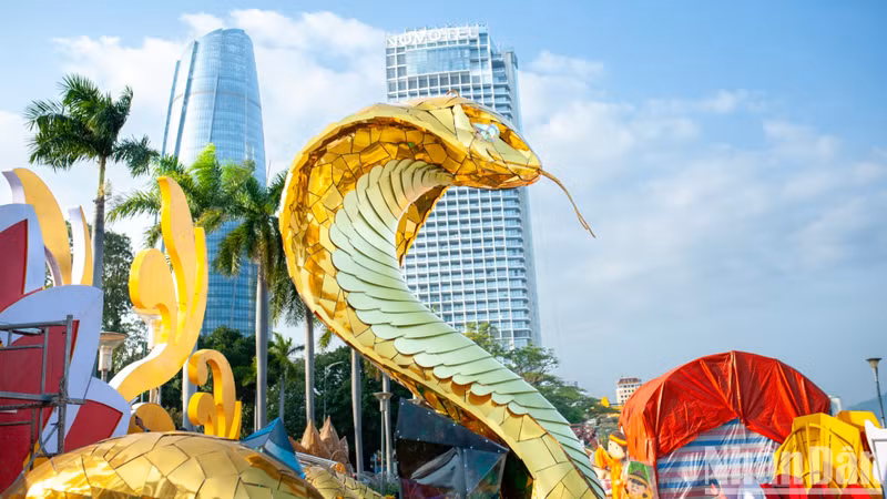 According to workers at the site, the snake statue at T-bridge is smaller in size, with differently designed scales. According to workers at the site, the snake statue at T-bridge is smaller in size, with differently designed scales.