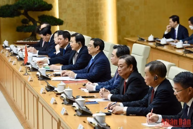 Prime Minister Pham Minh Chinh and members of the Vietnamese Government at the talks. (Photo: Tran Hai)