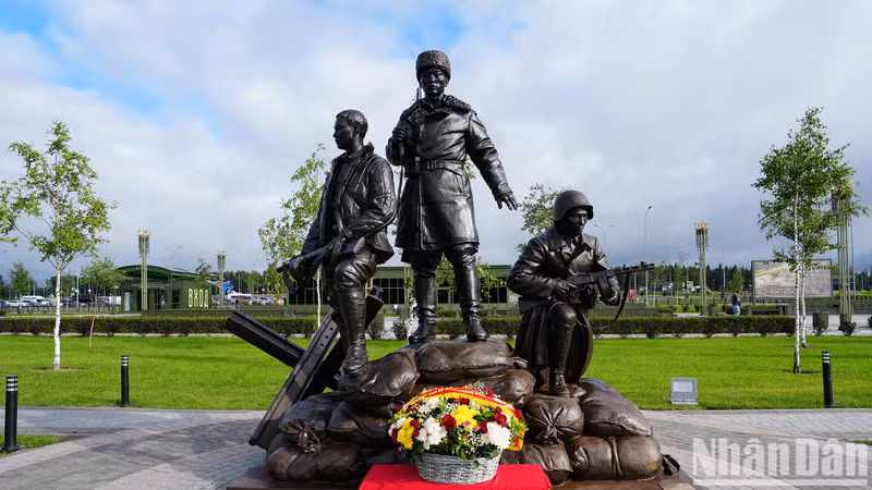 The monument to Vietnamese volunteer soldiers in Moscow.