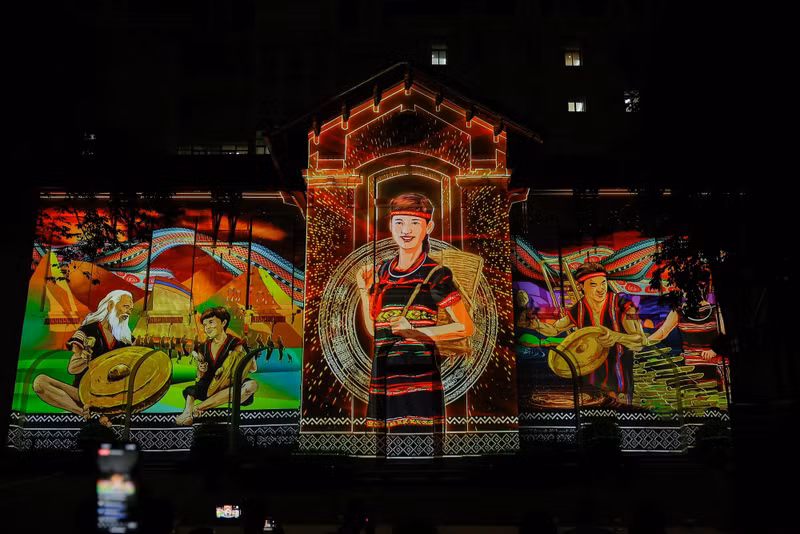 It took the production team more than a month to prepare the materials for the performance.
