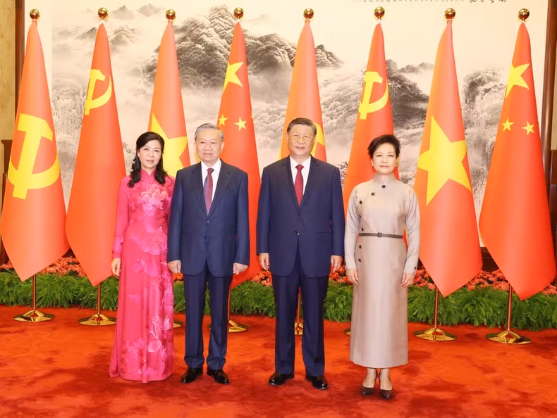 Chinese General Secretary, President Xi Jinping and his wife pose for a photo with Vietnamese General Secretary, President To Lam and his wife. (Photo: VNA)