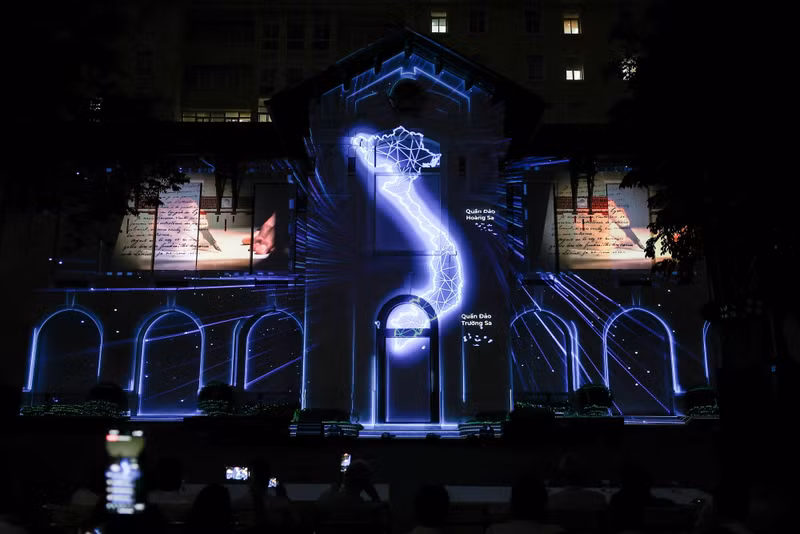 3D mapping creates an enjoyable experience through lights and colours.