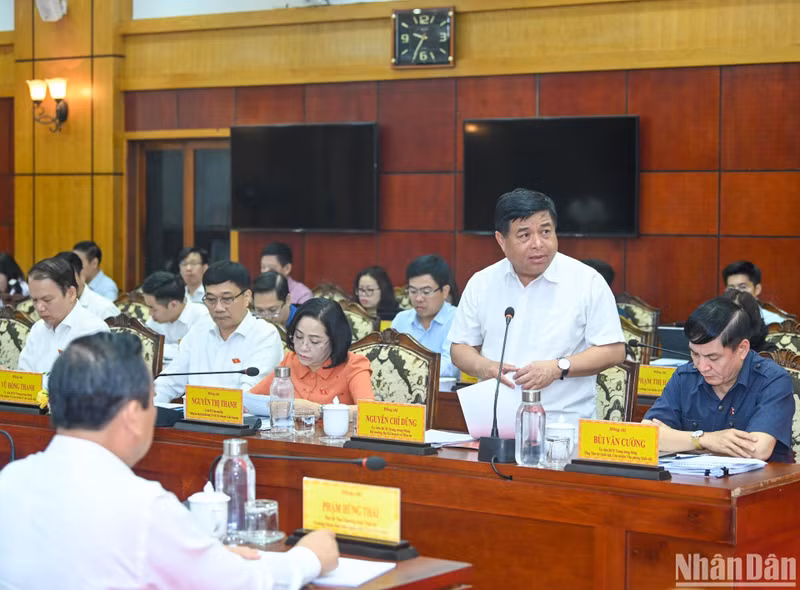 Minister of Planning and Investment Nguyen Chi Dung speaks at the working session.