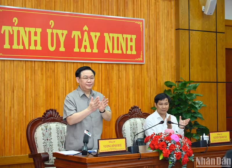 National Assembly Chairman Vuong Dinh Hue presides over the working session with Tay Ninh’s key leaders.