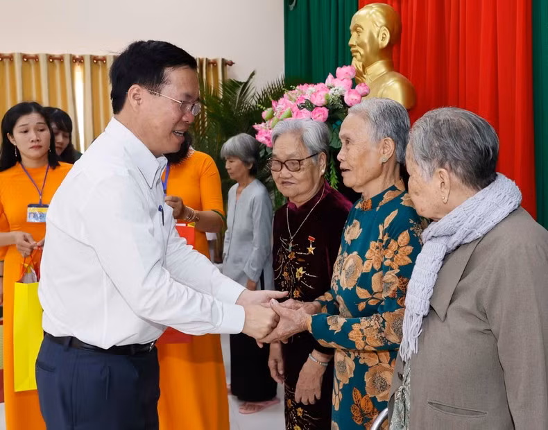 President Vo Van Thuong presents Tet gifts to social policy beneficiaries in Tra On district of Vinh Long province. (Photo: VNA)