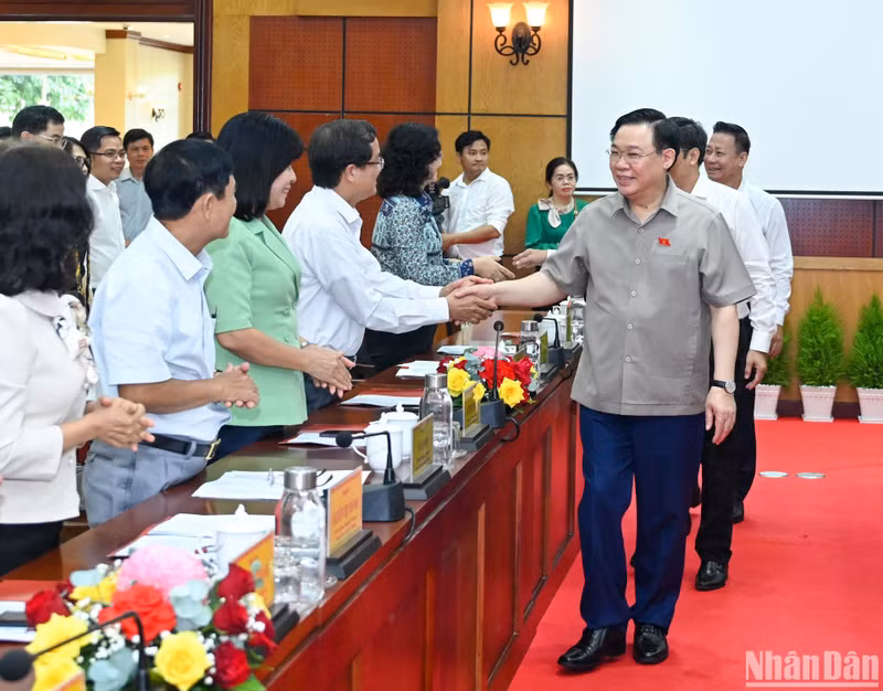 National Assembly Chairman Vuong Dinh Hue and key leaders of Tay Ninh Province.