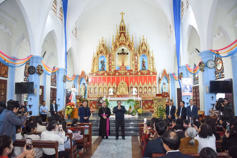 PM Pham Minh Chinh visits and extends Christmas greetings to the Catholic priests and laypeople of Lao Cai Parish.