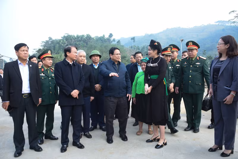 PM Pham Minh Chinh visits Lang Nu Village. PM Pham Minh Chinh visits Lang Nu Village.