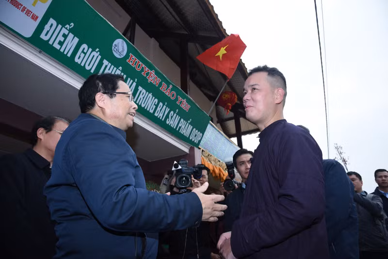 PM Pham Minh Chinh inquires after Lang Nu villagers. PM Pham Minh Chinh inquires after Lang Nu villagers.