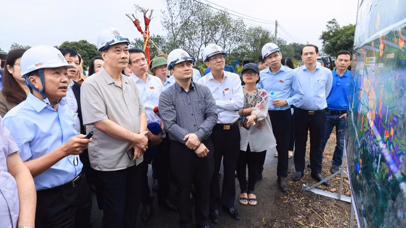 A delegation of the National Assembly's Economic Committee surveys the site for a high-speed rail station in Nam Dinh Province.
