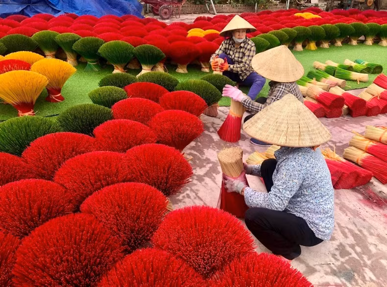 Making incense in Quang Phu Cau Village, Ung Hoa District.