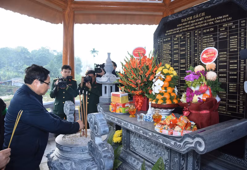 PM Pham Minh Chinh offers incense to those killed by natural disasters in Lang Nu Village. PM Pham Minh Chinh offers incense to those killed by natural disasters in Lang Nu Village.