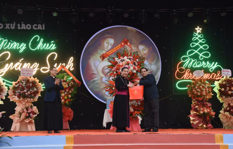 PM Pham Minh Chinh presents gifts to Hung Hoa Diocese Bishop Hoang Minh Tien.