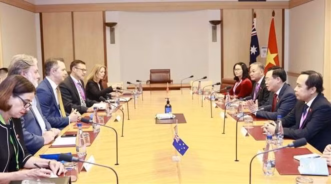 National Assembly Chairman Vuong Dinh Hue meets Australian Minister of Education Jason Clare (Photo: VNA) 