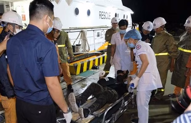 Jamandron Mafred Tagle, born in 1986, had his right hand crushed and seriously bleeding (Photo: VNA)