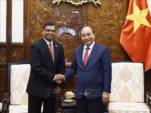 President Nguyen Xuan Phuc (R) shakes hands with Sri Lankan Ambassador Prasanna Gamage. (Photo: VNA)