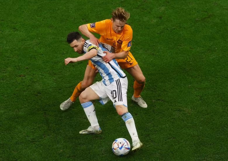 Argentina's Lionel Messi in action with Netherlands' Frenkie de Jong. REUTERS/Paul Childs