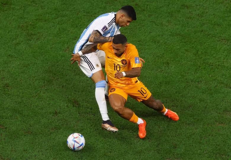 Netherlands' Memphis Depay in action with Argentina's Cristian Romero. REUTERS/Paul Childs