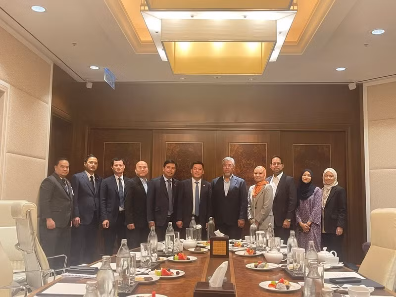 Vietnamese Minister of Industry and Trade Nguyen Hong Dien and representatives of TNB Renewables Sdn Bhd. (Photo: VNA)