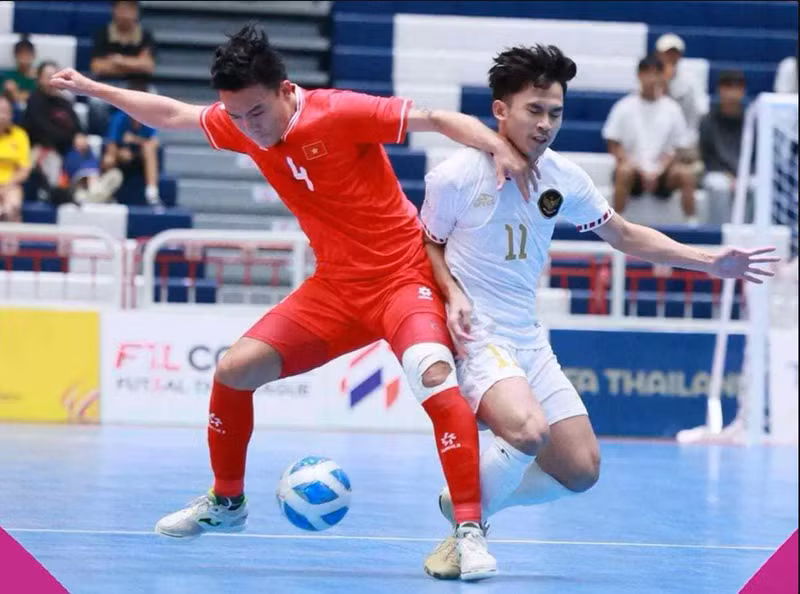 A Vietnamese player (red) and an Indonesian player at the final match of the ASEAN Futsal Championship 2024. (Photo: laodong.vn)