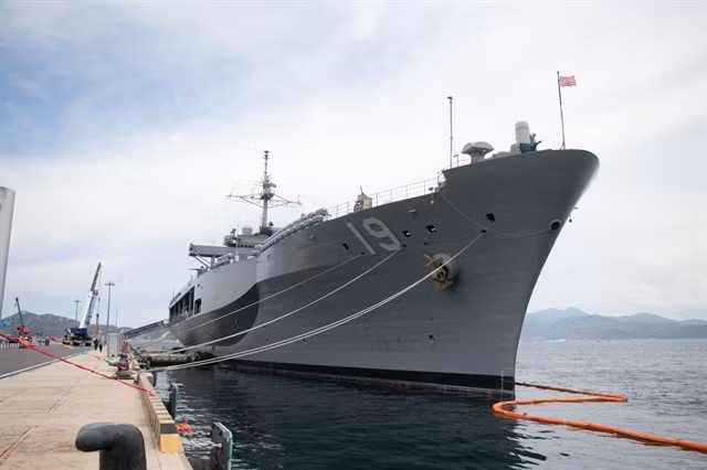 The United States Navy’s 7th Fleet flagship USS Blue Ridge docked at Cam Ranh International Port, Khanh Hoa Province. (Photo: VNA)