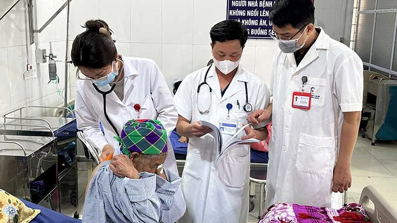 Doctors from Hanoi Medical University Hospital participate in examinations and consultations for patients at Xi Ma Cai Medical Centre (Lao Cai Province).