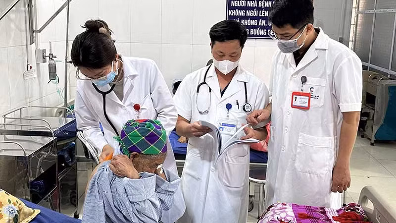 Doctors from Hanoi Medical University Hospital participate in examinations and consultations for patients at Xi Ma Cai Medical Centre (Lao Cai Province).