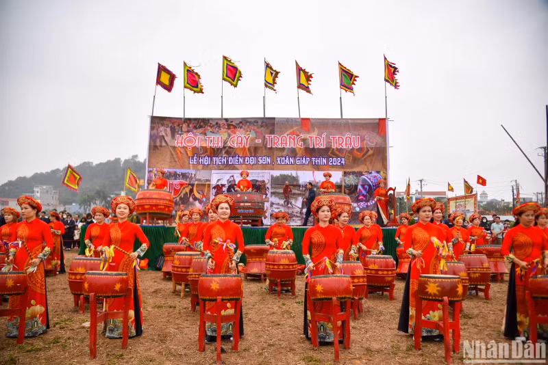 Opening the festival, Doi Tam villagers perform a drum and dragon dance, praying for a high-yield season and prosperity.