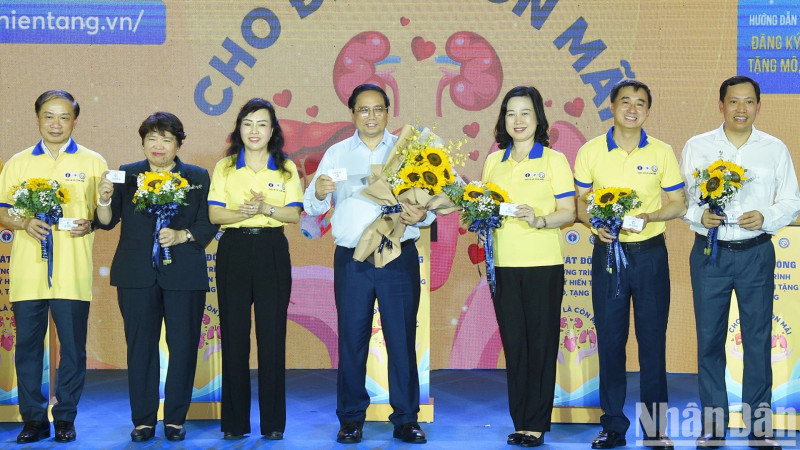 Prime Minister Phạm Minh Chinh registers for organ and tissue donation on May 19 (Photo: NDO)