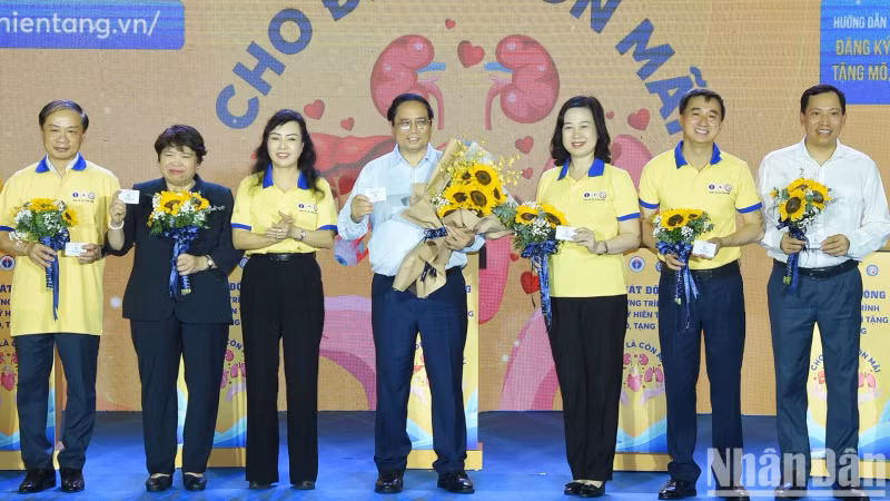 Prime Minister Phạm Minh Chinh registers for organ and tissue donation on May 19 (Photo: NDO)