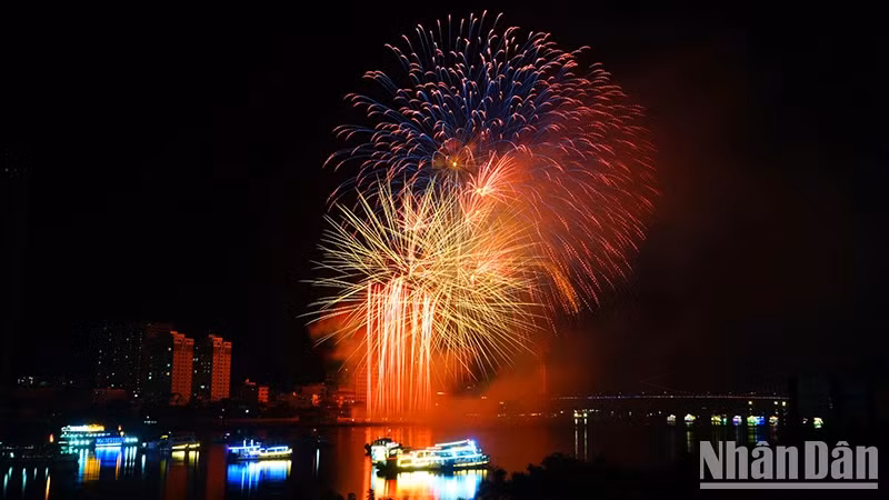 The performance entitled “Humanity – Bridge Among Nations” featured a series of giant and colourful fireworks, which symbolised the diversity of human experiences.