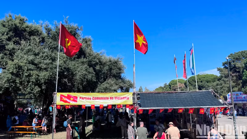 From September 6 to 8, Nhan Dan (People) Newspaper participated in activities and organised an exhibition about Vietnam in the International Area at the 48th Avante Press Festival of the Portuguese Communist Party in Seixal, a suburb of Lisbon.